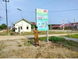 Taati Undang-undang Nomor 14 tahun 2008 Tetang KIP, Kades Tanjung Baru Pasang Papan APBDes