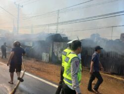 Pataka Satlantas Polres Banyuasin Amankan di Lokasi Kebakaran Toko