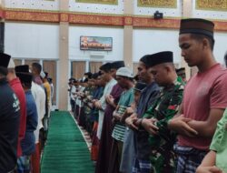 Prajurit Yon Armed 15/ Cailendra Sholat Tarawih Bersama Warga