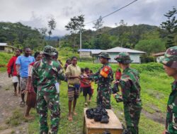 Satgas Yonif 200/BN Bagikan Sembako di Kampung Puswaga