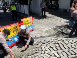 Cegah Kecelakaan, Satlantas Polresta Manado Cor Jalan Berlobang