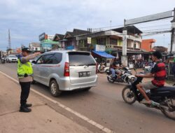 Personil Polsek Pangkalan Balai Atur Lalulintas di Depan Pasar Beduk Pangkalan Balai