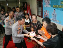 North Sulawesi Police Chief Leads Social Service for Bereting Tradition for Police Non-Commissioned Officers Class 51/55 Year 2024