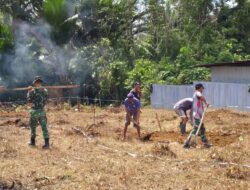 Tingkatkan Kepedulian, Satgas Yonif 144/JY Gelar Karya Bakti Pembersihan Lahan Gereja