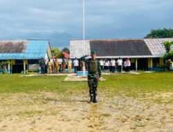 Satgas Yonif 144/JY ajak SRIWIJAYA GELORAKAN NASIONALISME dengan Selenggarakan Upacara Bendera Bersama Pelajar di Perbatasan