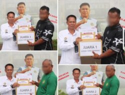 Kasi Giatja Lapas Banjarmasin Serahkan Hadiah Lomba Tarik Tambang