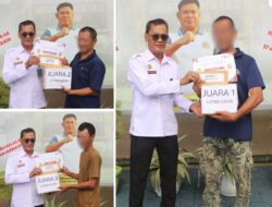 Staf KPLP Lapas Banjarmasin Serahkan Hadiah Lomba Catur Pekan Kemerdekaan