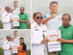 Kasubsi Bimkemaswat Lapas Banjarmasin Serahkan Piagam Juara Lomba Membaca Tahlil