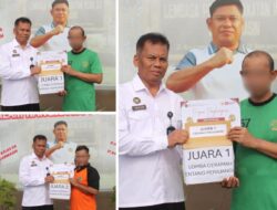 Kasubsi Lapas Banjarmasin Serahkan Piagam Juara Lomba Ceramah Tentang Perjuangan