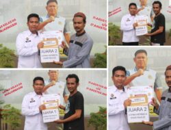 Staf Bimkemaswat Lapas Banjarmasin Serahkan Piagam Juara Lomba Syair Maulid