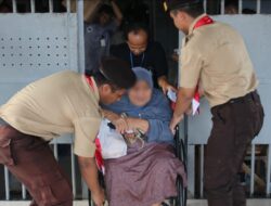 WBP Pramuka Lapas Banjarmasin Bantu Pengunjung Berkebutuhan Khusus Dengan Santun