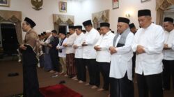 Ketua DPRD Kab, Sukabumi Budi Azhar Mutawali Sholat Berjamaah Bersama Bupati Beserta Jajaran Dalam Rangka Lailatul Ijtima