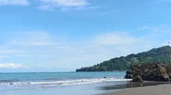 Pesona Pantai Karang Haji Surga Tropis di Teluk Pelabuhanratu Sukabumi