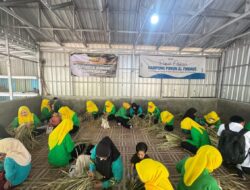PIPAS Lapas Narkotika Karang Intan Praktik Membuat Tas Anyaman Purun di Kampung Purun
